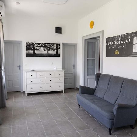 Kunfoglalas Apartmanhaz Kisujszallas Екстер'єр фото