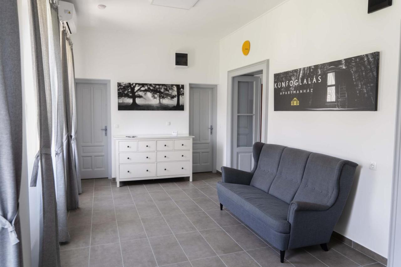Kunfoglalas Apartmanhaz Kisujszallas Екстер'єр фото