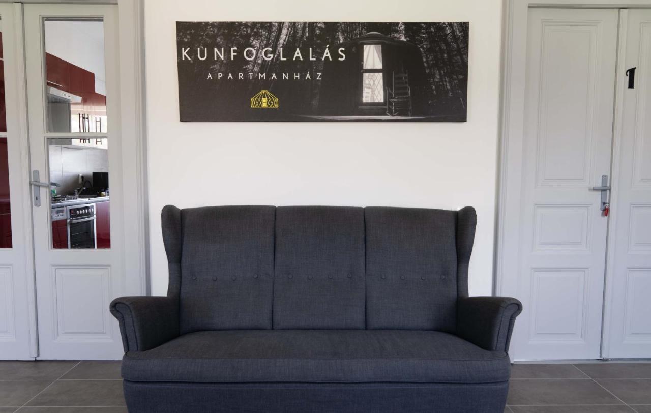 Kunfoglalas Apartmanhaz Kisujszallas Екстер'єр фото